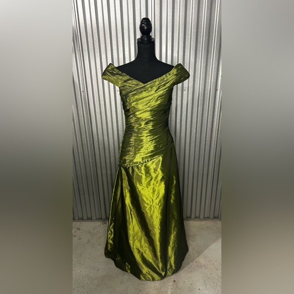 Women’s Badgley Mischka Vintage Green Long Maxi Polyester Designer Dress Size 8 - Picture 1 of 5
